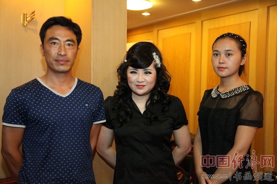 今乐府实业有限公司的副总经理胡殿需(左)、王盼盼(右)与著名古筝演奏家范玮卿(中)合影留念。