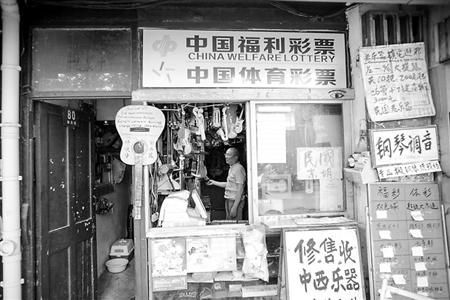 修乐器的爷叔:做琴要看心情 提醒顾客少买彩票