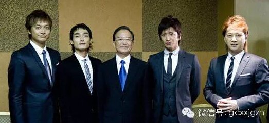 在公开报道中，温家宝是一名体育健将，公开报道中，有不少他打篮球和乒乓球的照片。