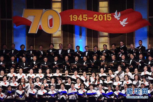 9月5日，在美国马里兰州斯特拉斯莫尔音乐厅，华盛顿华人合唱团在纪念抗战胜利70周年音乐会上合唱《长江之歌》。