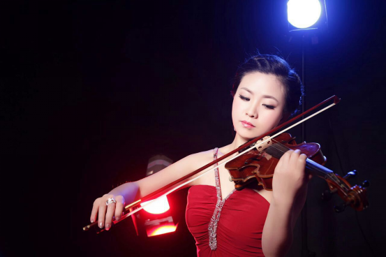 小提琴与马头琴中西结合 二重奏唱响《野马》乐曲