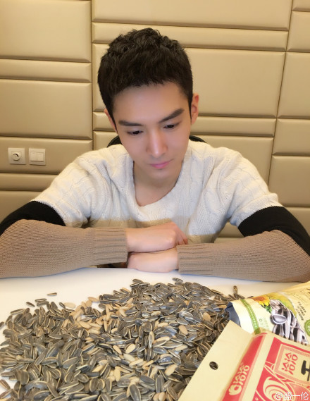 盛一伦弹吉他神情专注网友：撩妹100分（图）