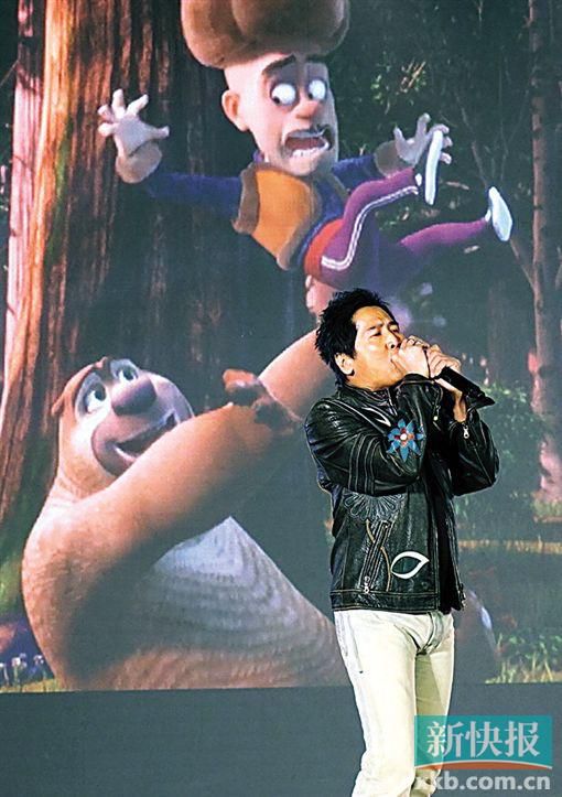 小哥齐秦边吹口琴边演唱 《外面的世界》,帅气