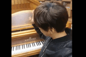 《歌手》黄致列搞怪弹钢琴 笑声魔性可爱