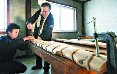 因为仰慕许志波的为人和古琴情怀，江西小伙王子羲自愿跟其学徒6年，学习因材施斫、麻绳合琴的古琴制作技艺。