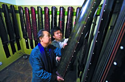 养琴房里十多把风格不同的古琴凝结了许志波十多年的心血和人生感悟。