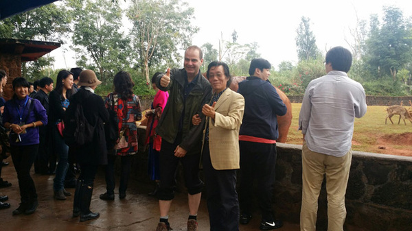 中国青年爱乐乐团演奏家在畅游海南热带野生动植物园中寻找音乐灵感