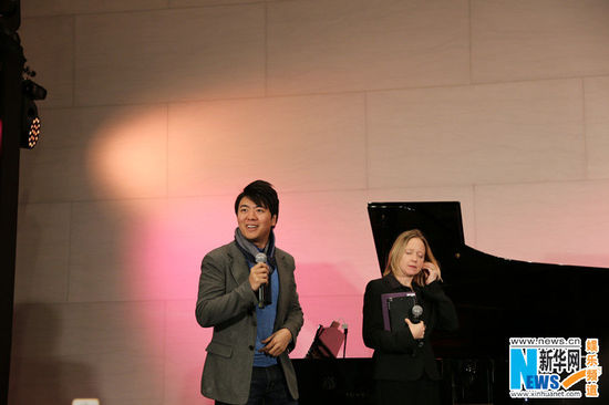 郎朗现身活动另类教弹琴 为小朋友演奏茉莉花