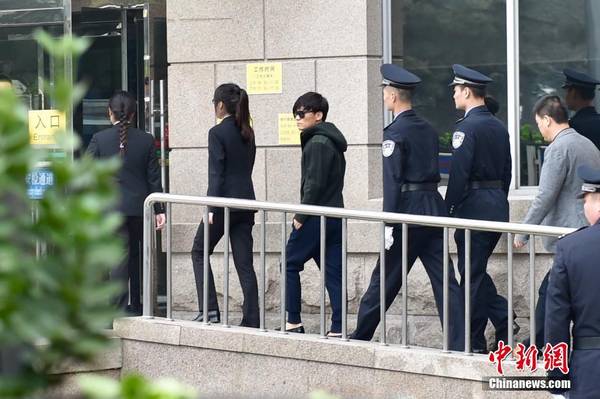 图为王宝强低调现身法院。中新网记者金硕摄