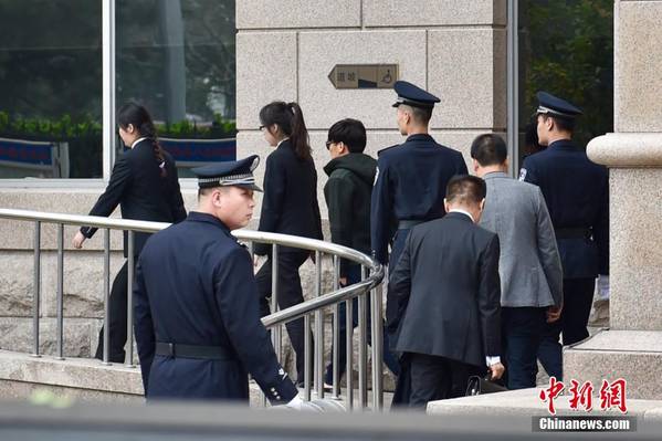 图为王宝强低调现身法院。中新网记者金硕摄