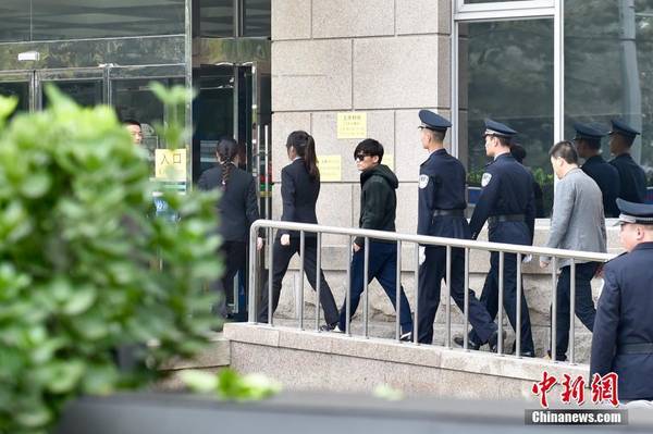图为王宝强低调现身法院。中新网记者金硕摄