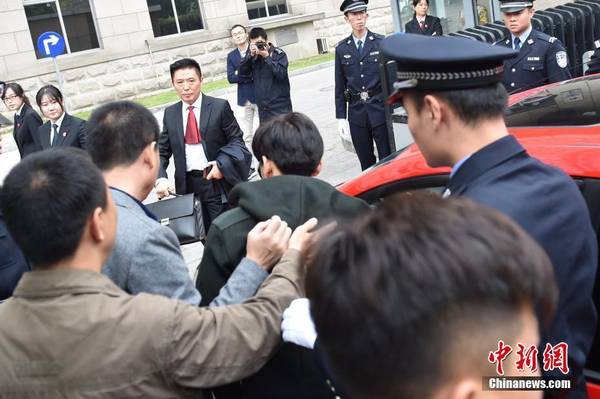 图为王宝强低调现身法院。中新网记者金硕摄