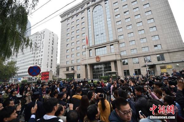 图为庭审开始前，大量记者在北京朝阳法院外等候王宝强。中新网记者金硕摄