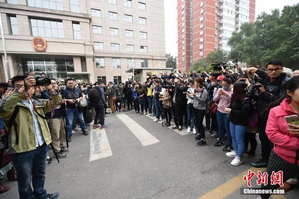 图为庭审开始前，大量记者在北京朝阳法院外等候王宝强。中新网记者金硕摄