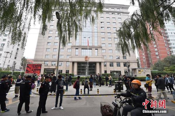 图为庭审开始前，大量记者在北京朝阳法院外等候王宝强。中新网记者金硕摄