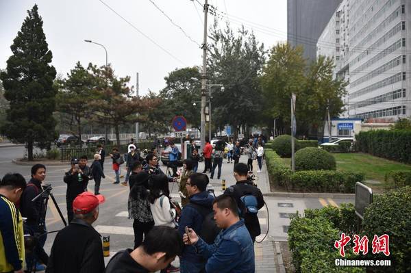 图为庭审开始前，大量记者在北京朝阳法院外等候王宝强。中新网记者金硕摄