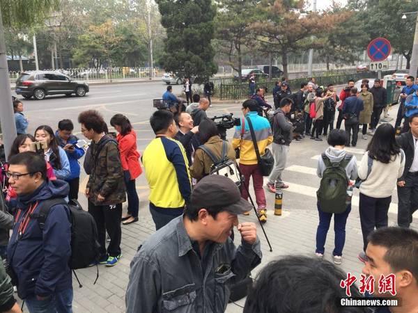 图为庭审开始前，大量记者在北京朝阳法院外等候王宝强。中新网记者金硕摄