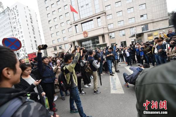 图为庭审开始前，大量记者在北京朝阳法院外等候王宝强。中新网记者金硕摄