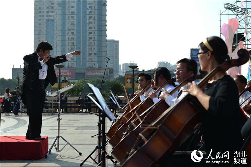 湖北宜昌万人音乐大联欢：钢琴之城文“惠”市民