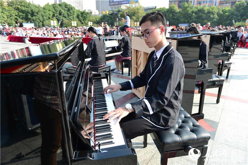 湖北宜昌万人音乐大联欢：钢琴之城文“惠”市民
