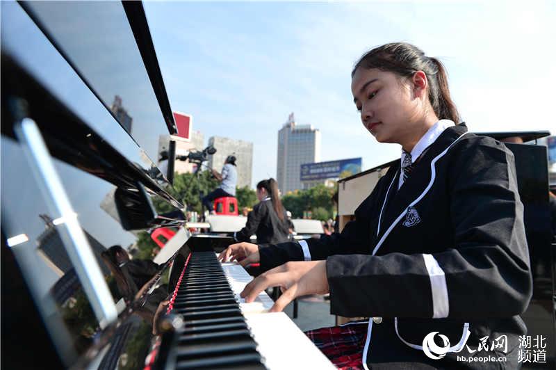 湖北宜昌万人音乐大联欢：钢琴之城文“惠”市民