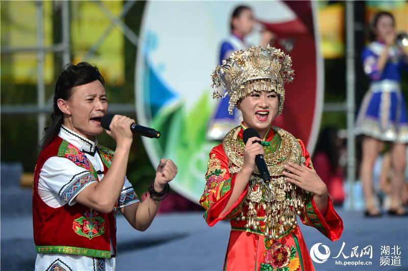 湖北宜昌万人音乐大联欢：钢琴之城文“惠”市民