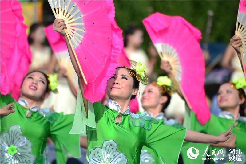 湖北宜昌万人音乐大联欢：钢琴之城文“惠”市民