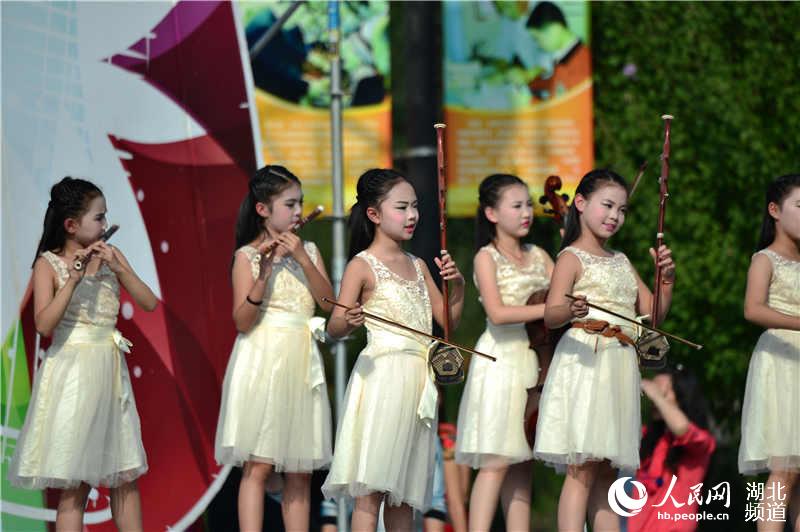 湖北宜昌万人音乐大联欢：钢琴之城文“惠”市民