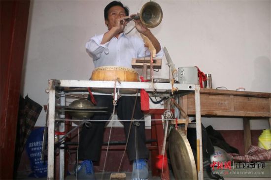 江西遂川七旬老人玩转多种乐器拉出一台戏