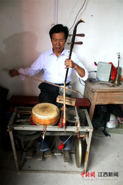 江西遂川七旬老人玩转多种乐器拉出一台戏