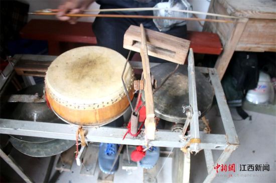 江西遂川七旬老人玩转多种乐器拉出一台戏