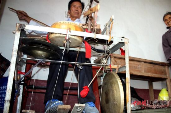 江西遂川七旬老人玩转多种乐器拉出一台戏