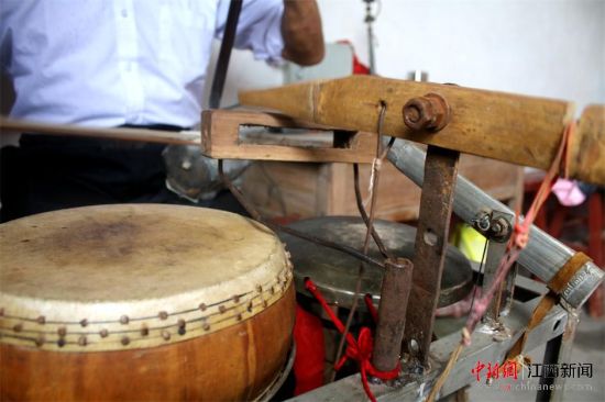 江西遂川七旬老人玩转多种乐器拉出一台戏
