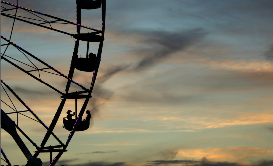 沙漠音乐节：夕阳下的摩天轮 霓虹闪烁中的演出
