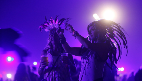 沙漠音乐节：夕阳下的摩天轮 霓虹闪烁中的演出