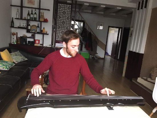 弹古琴打太极练书法 痴迷中国文化的英伦小伙(图)