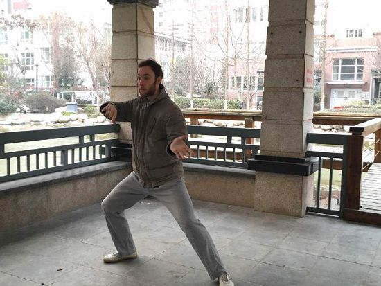 弹古琴打太极练书法 痴迷中国文化的英伦小伙(图)