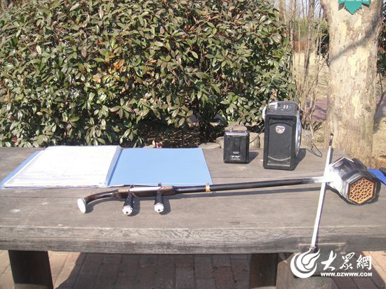 一把二胡，一座音箱，一本乐谱,构成一个音乐世界