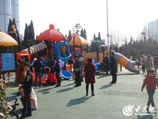 儿童游乐园的家长与孩子们