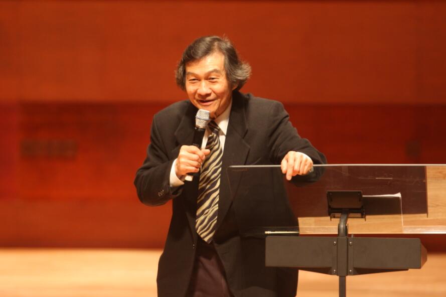 今年83岁高龄的李金星老师自1971年起，担任英属哥伦比亚大学钢琴系教授，并于1985年受聘为北京中央音乐学院的客座教授。李金星教授在演奏独奏和室内乐方面具有很高的国际声誉，多次在国际顶级钢琴比赛中担任评委。同时，李老师在音乐教学方面的成绩也令人瞩目，其中还包括了国际乐坛的娇子，世界著名钢琴家帕克（Jon Kimura Parker）和被中国古典音乐爱好者们所熟知的钢琴家李云迪等等。此次与李金星老师一同作为大师课嘉宾的还有李老师众多爱徒中还有一位年仅8岁的天才琴童——王帅文。虽然只有八岁，但王帅文小朋友已经多次登上国际舞台。曾在美国纽约卡内基音乐厅等地进行表扬并在加拿大及意大利举办了专题音乐会。