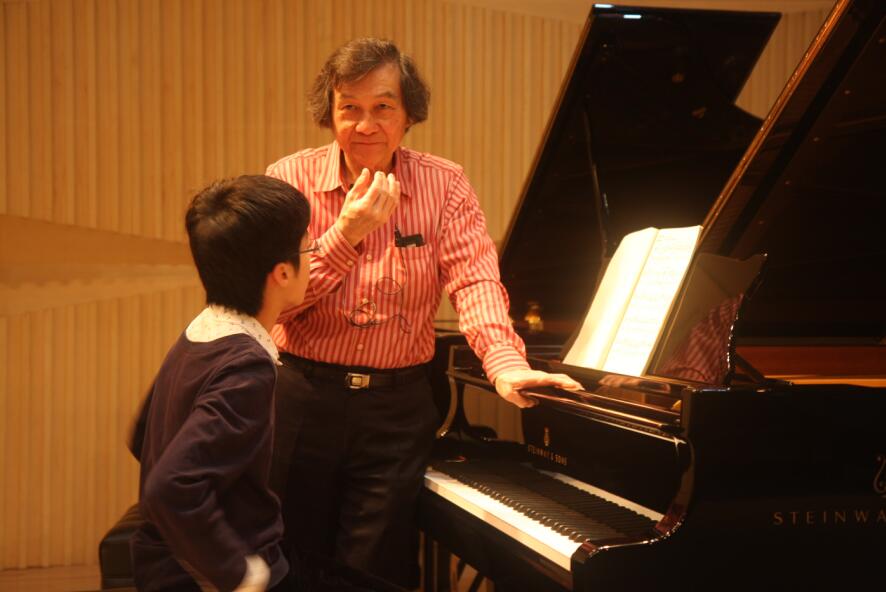 今年83岁高龄的李金星老师自1971年起，担任英属哥伦比亚大学钢琴系教授，并于1985年受聘为北京中央音乐学院的客座教授。李金星教授在演奏独奏和室内乐方面具有很高的国际声誉，多次在国际顶级钢琴比赛中担任评委。同时，李老师在音乐教学方面的成绩也令人瞩目，其中还包括了国际乐坛的娇子，世界著名钢琴家帕克（Jon Kimura Parker）和被中国古典音乐爱好者们所熟知的钢琴家李云迪等等。此次与李金星老师一同作为大师课嘉宾的还有李老师众多爱徒中还有一位年仅8岁的天才琴童——王帅文。虽然只有八岁，但王帅文小朋友已经多次登上国际舞台。曾在美国纽约卡内基音乐厅等地进行表扬并在加拿大及意大利举办了专题音乐会。