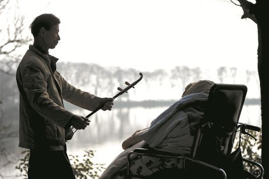 医院护工坚持拉二胡十年 唤醒植物人