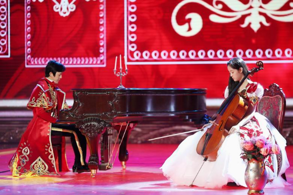 李云迪欧阳娜娜华人春晚首次同台 创意音乐秀嗨翻全场