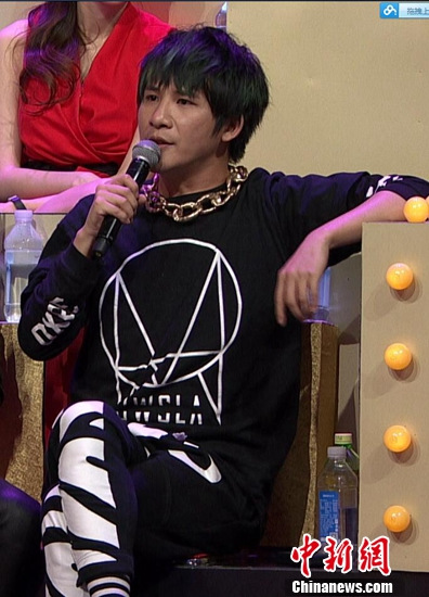 大张伟现身《谁是大歌神》：学吉他为“泡妞”（图）