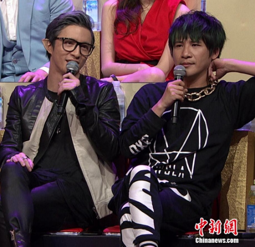 大张伟现身《谁是大歌神》：学吉他为“泡妞”