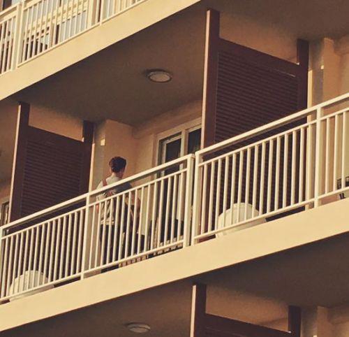 张云龙闺房阳台弹吉他背影