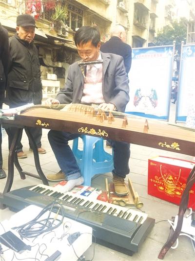 重庆一男子能同时演奏四种乐器 遗憾两次与央视擦肩