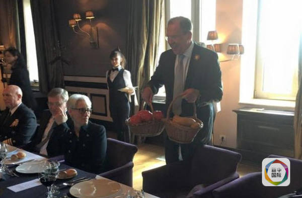 携吉他盒赴俄 克里要送礼？