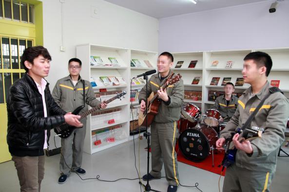 道德与法  吉他奏出新生之路