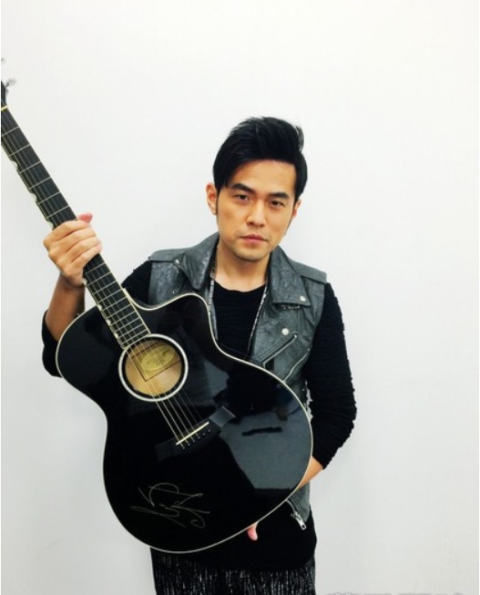 众星助力义卖 周杰伦签名吉他一路狂喊卖出天价